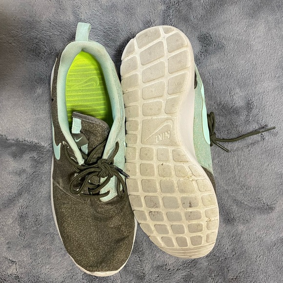 Nike Shoes - Picture 2 of 3